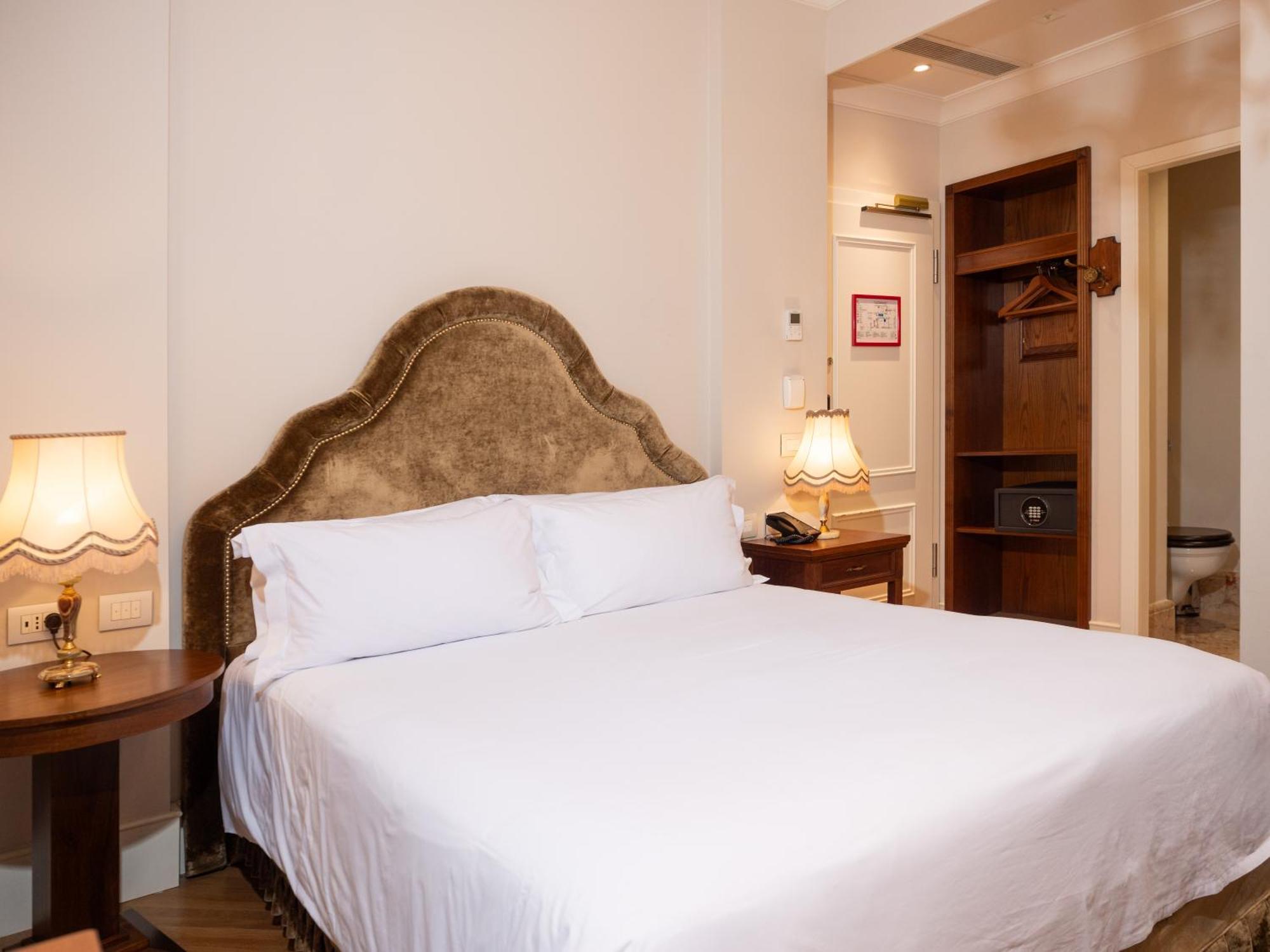Queen Room,1654336177:JPEG